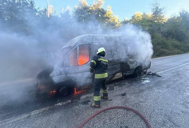 Bodrum’da okul servis minibüsü alev alev yandı