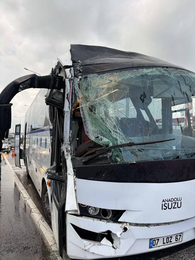 Antalya Manavgat'ta zincirleme kazada otobüsteki 6 yolcu yaralandı