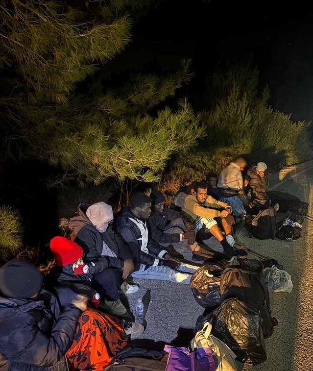 İzmir-Çeşme Otoyolu'nda kamyonette 16 düzensiz göçmen yakalandı, sürücü tutuklandı