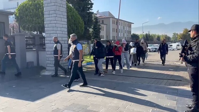 Düzce'de fuhuş iddiası üzerine masaj salonlarına baskın, 7 kişiden 5'i tutuklandı