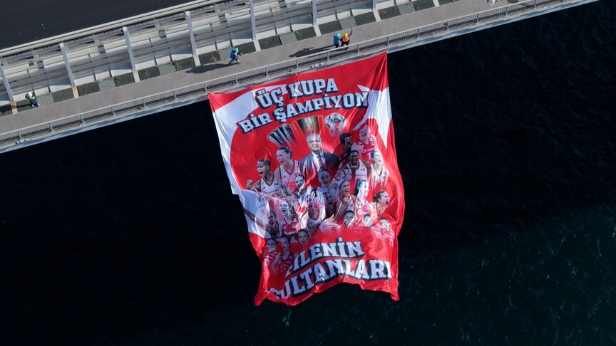 Kadın Milli Voleybol Takımları'nın "3 Kupa, 1 Şampiyon" bayrakları, İstanbul Boğazı'na asıldı