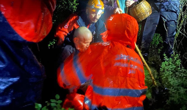 Bursa Gemlik'te kaybolan çifti AFAD ve jandarma buldu, yaşlı adam sırtında taşındı