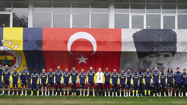 Fenerbahçe, Göztepe maçı hazırlıklarını Dirk Kuyt yönetiminde sürdürdü