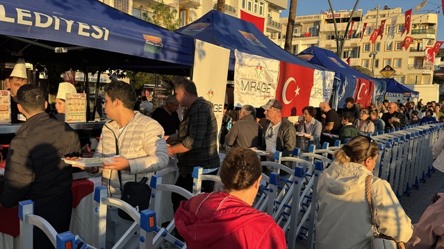 Marmaris'te Cumhuriyet Sofrası'nda vatandaşlar 103. yıl coşkusunu paylaştı