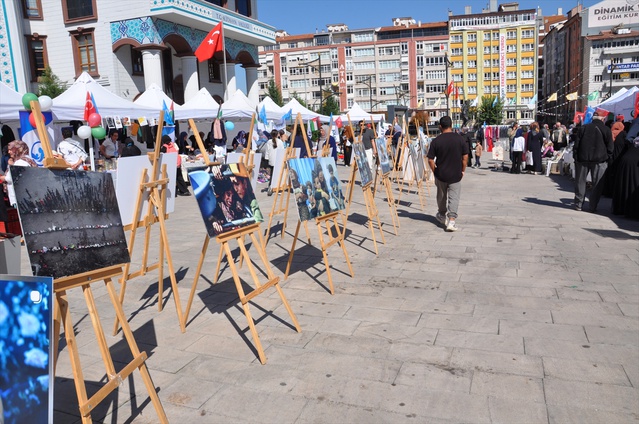 Kütahya'da Zafer Meydanı'nda kurulan Hayır Çarşısı'nda Gazze için satış yapılıyor