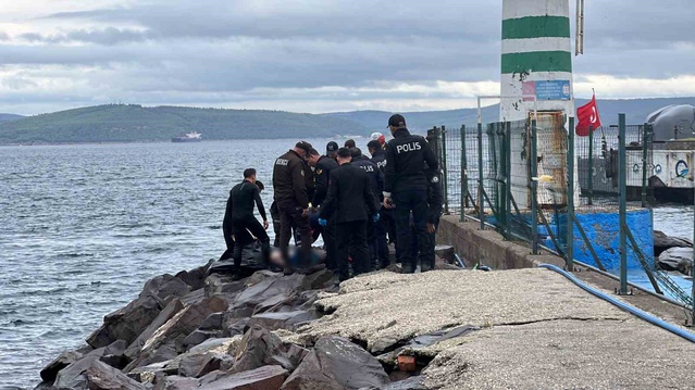 Çanakkale'de kayalıklara vuran erkek cesedi Sahil Güvenlikçe sudan çıkarıldı