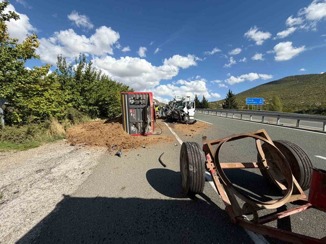 Elazığ-Malatya karayolunda minibüs gübre yüklü traktöre çarptı, 1 kişi yaralandı