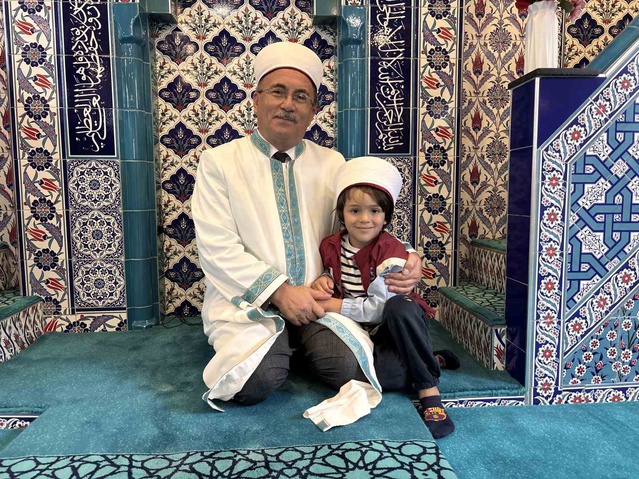 Trabzon Beşikdüzü'nde 5 yaşındaki Altan, namaz sonrası hocasına koşup sarıldı