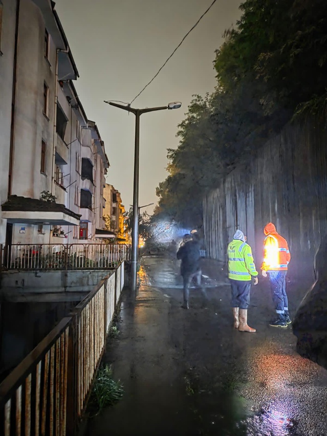 Zonguldak Çatalağzı'nda ÇATES lojmanında istinat duvarı çöktü, 3 araç hasar gördü