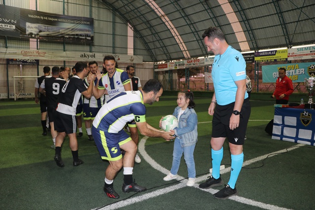Eski hakem Numanoğlu, LÖSEV yararına turnuvada 9 yaşındaki Ayşe Nas ile seremoniye çıktı