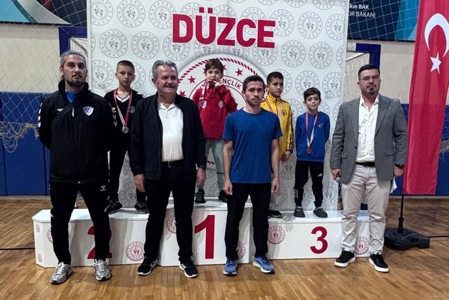 Düzce'nin Cumayeri ilçesindeki karate şampiyonasına 5 kulüpten 185 sporcu katıldı