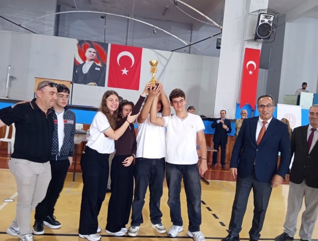 Efeler'de 9 okulun katıldığı çevre yarışmasında dereceye girenlere kupa verildi