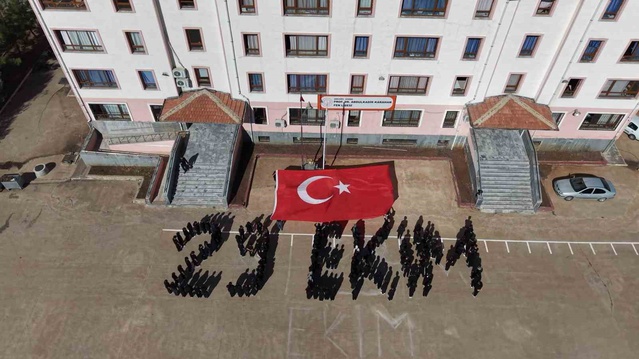 Siverek'te fen lisesi öğrencileri '29 Ekim' yazısı oluşturup bayrak açtı