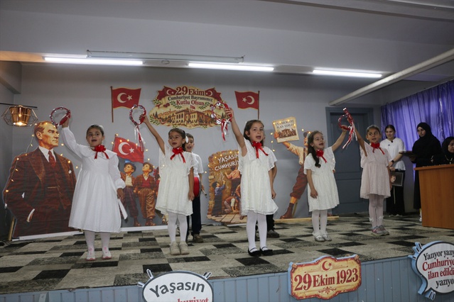 Of Pınaraltı İlk ve Ortaokulunda 29 Ekim Cumhuriyet Bayramı programla kutlandı