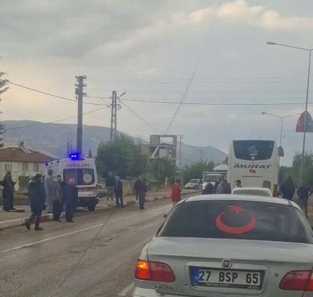 Adıyaman Gölbaşı'nda 1 kişi yolcu otobüsünün çarpmasıyla yaralanıp hastaneye kaldırıldı