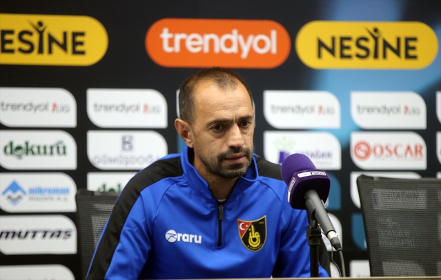 Muğlaspor Teknik Direktörü Koşukavak, İstanbulspor'u 5-0 yenen oyuncularını kutladı