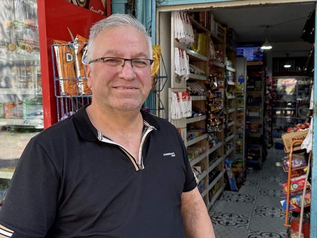 Bursa Osmangazi'de 2 kız kardeşin kapalı markete bıraktığı para esnafı duygulandırdı
