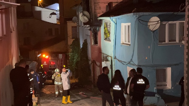 Fatih Ayvansaray'da 2 katlı binanın çatısındaki yangında yalnız kalan kişi öldü