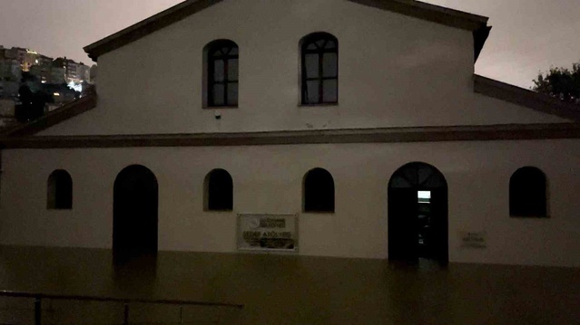 İstanbul Kağıthane'de dere taştı, Sadabad Camisi ve Sedef Atölyesi'ni su bastı