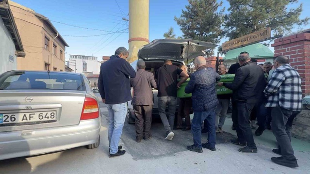 Eskişehir'de amcasını vuran 15 yaşındaki yeğenin babası cenazeye getirildi