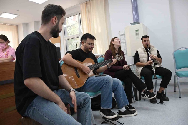 Manisa'da meme kanseri farkındalığı için kemoterapi ünitesinde mini konser verildi