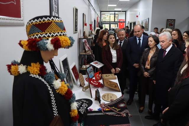 Kırklareli'nde kadın kooperatiflerinin el sanatları sergisine Vali Turan katıldı