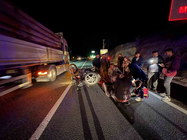 Kastamonu Tosya'da 3 tekerlekli motosiklet traktöre arkadan çarptı, sürücü yaralandı