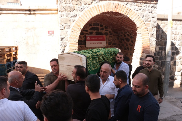 Cizre'de yaklaşık 38 yıl görev yapan hastane personeli Şerif Şaman toprağa verildi