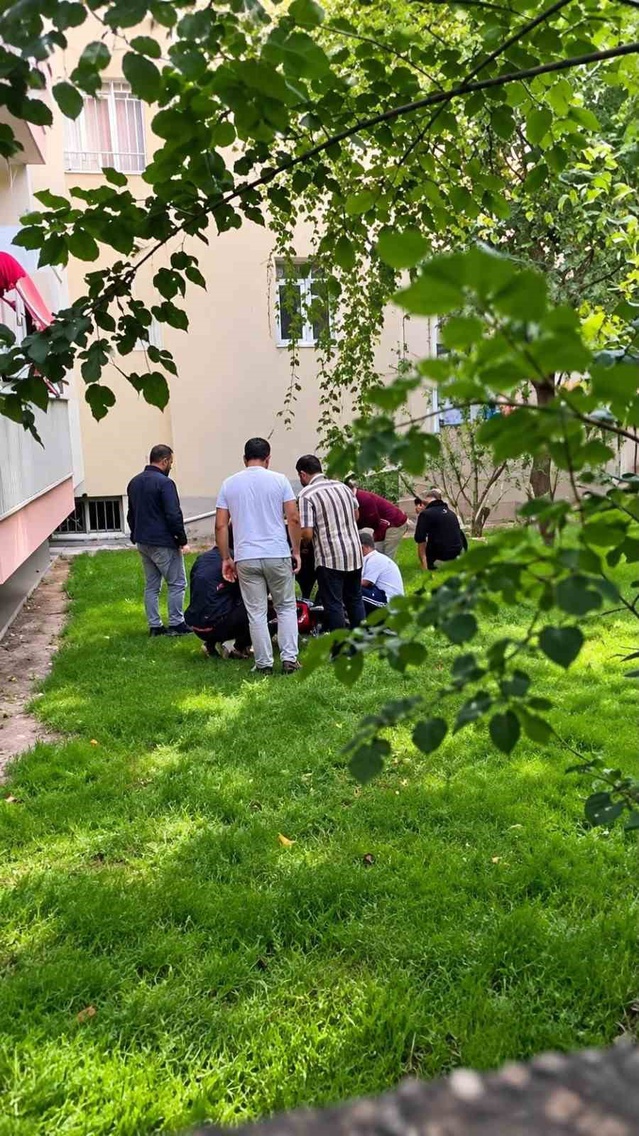 Batman'da 17 yaşındaki kız 5 katlı binanın ikinci katından düşerek yaralandı
