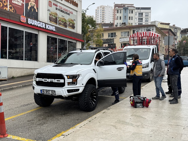 Bilecik'te vatandaşların uyandıramadığı sürücüyü polis ve sağlık ekipleri uyandırdı