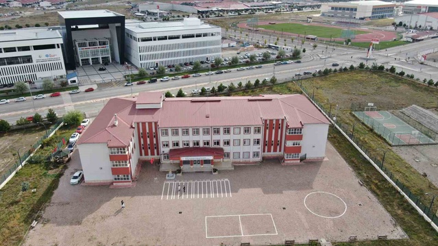 Okul koridorunda hayrat çeşmesi: Suyun değeri ve gelenek yaşatılıyor