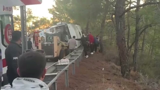Marmaris Hisarönü'nde servis otobüsü kontrolden çıkıp devrildi, 14 kişi yaralandı