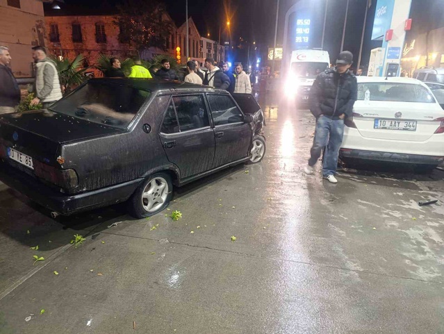 Ayvalık'ta otomobil akaryakıt istasyonunda yakıt alan araca çarptı, ölen yaralı yok