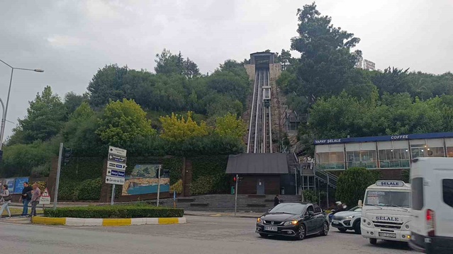 Manavgat'ta arkadaş şakasıyla duran asansörde 2 çocuk 1 saat mahsur kaldı