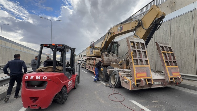 Niğde'de iş makinesi yüklü tır 4 metrelik alt geçide sıkıştı, ekiplerce kurtarıldı