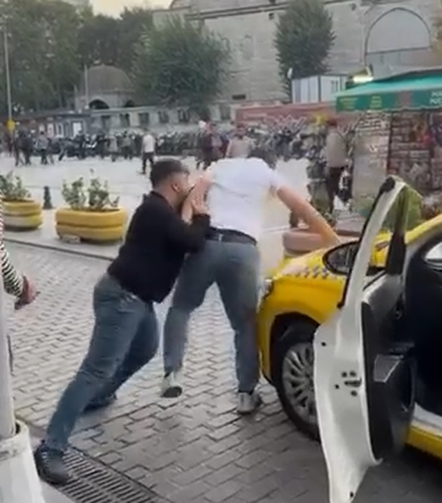 Fatih'te iddiaya göre taksiciler yolcu alma yüzünden yumruklaştı, o anlar kaydedildi