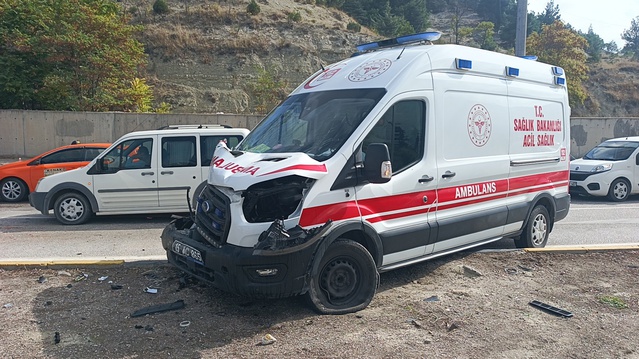 Burdur'da yağdan kayan ambulans kazaya yol açtı, 3'ü sağlık görevlisi 6 kişi yaralandı.