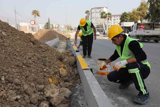 Hatay Büyükşehir Belediyesi Antakya'da 1500 metrelik orta refüj imalatı yaptı.