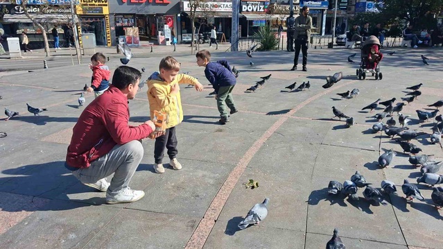 Çorlu'da 16 dereceyi bulan sıcaklıkla parklar ve oyun alanları doldu