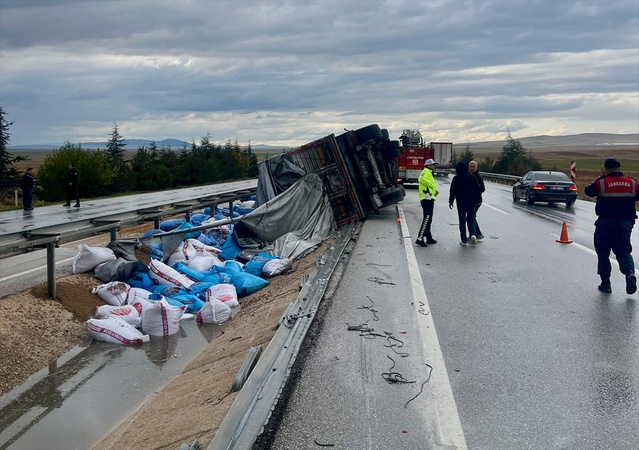 Eskişehir Sivrihisar'da devrilen tırın 41 yaşındaki sürücüsü yaralandı
