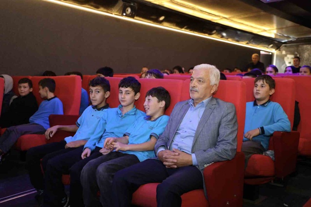 Gezen sinema ilkokul öğrencileri ile buluşuyor