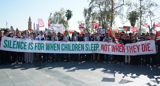 Antalya'da 26 okuldan yaklaşık 6 bin öğrenci Gazze için slogan atmadan yürüdü