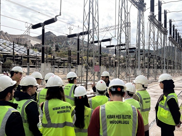 Fırat Üniversitesi Enerji Sistemleri Mühendisliği öğrencileri Keban'da üretimi gördü