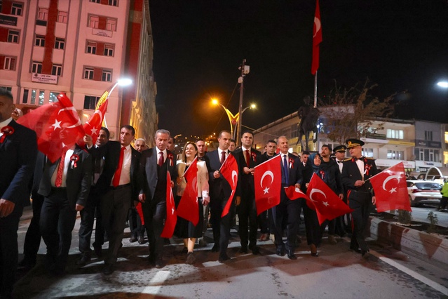 Hakkari'de 29 Ekim Cumhuriyet Bayramı kortej yürüyüşü ve resepsiyonla kutlandı