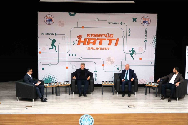 Balıkesir'de Türkiye Yüzyılı Zirvesi'nde milletvekilleri öğrencilerle buluştu