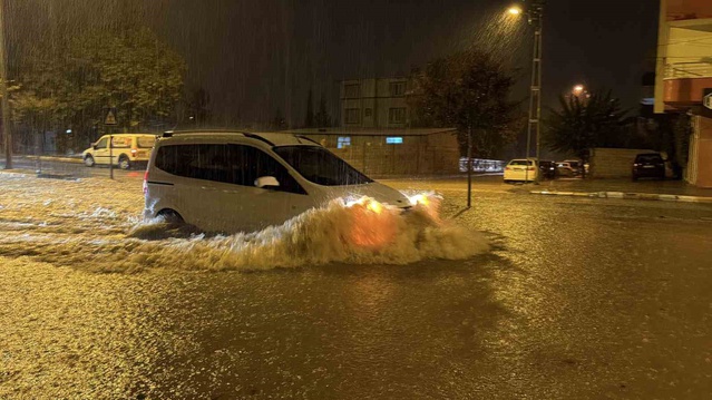 Adıyaman'da sağanak yolları göle çevirdi, çok sayıda araç mahsur kaldı