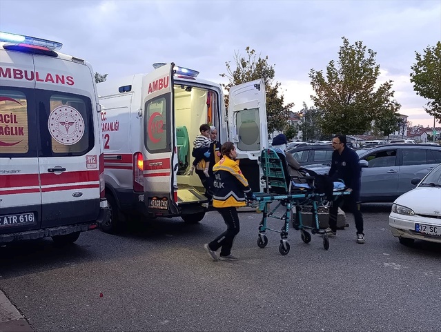 Konya Beyşehir'de otomobil kontrolden çıkarak devrildi, 5 kişi yaralandı