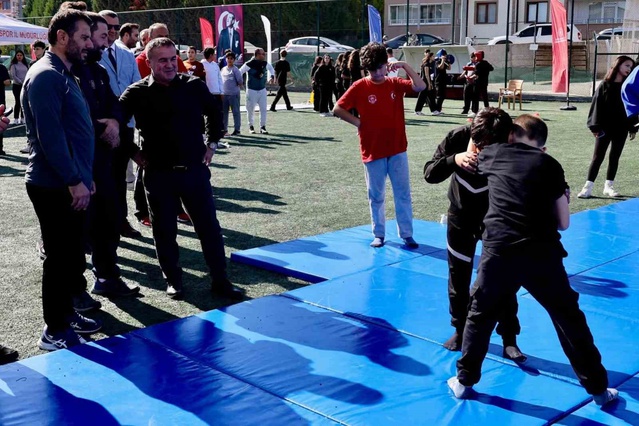 Bilecik'te Amatör Spor Haftası başladı, gençler spor parkurlarında oyunlara katıldı
