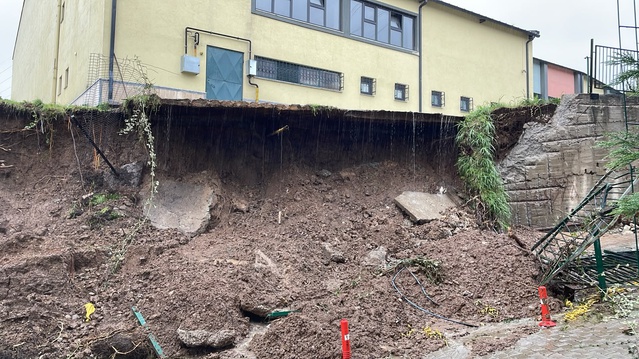 Kocaeli'de sağanak: Fabrika sular altında kaldı, okulun istinat duvarı yıkıldı
