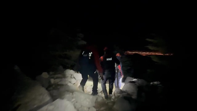 Antalya Konyaaltı'da mahsur kalan biri yaralı 2 kişiyi JAK ve AFAD 14 saatte kurtardı